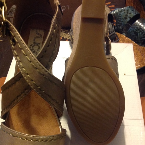 Criss-crossed, open toe wedge. - Picture 4 of 4